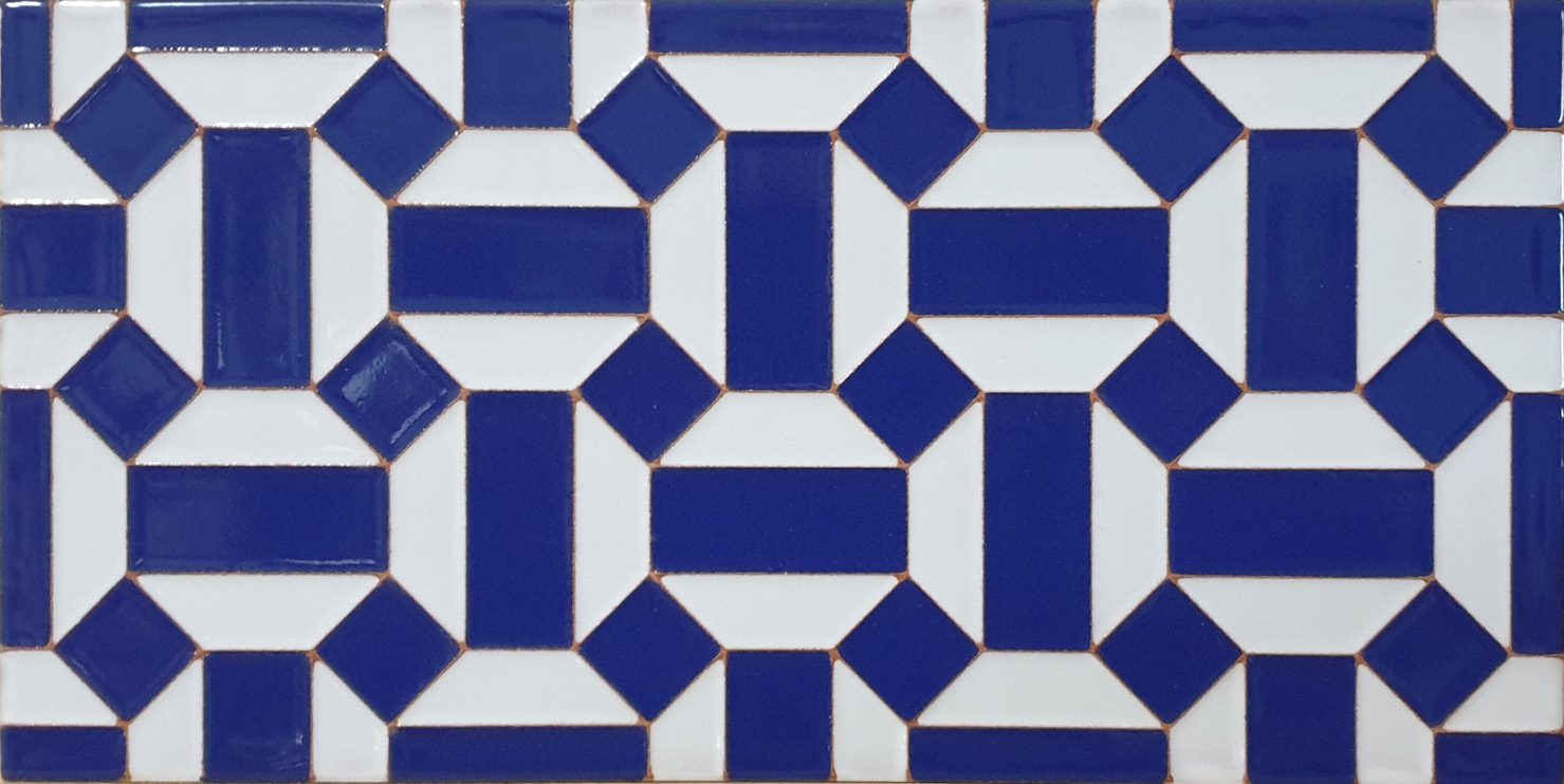 Cenefa Ágadir A Cobalto, pieza artesana en azul y blanco de 7×28 cm