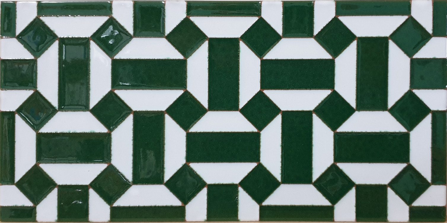Cenefa Ágadir V Pino, pieza artesana en verde y blanco de 7×28 cm