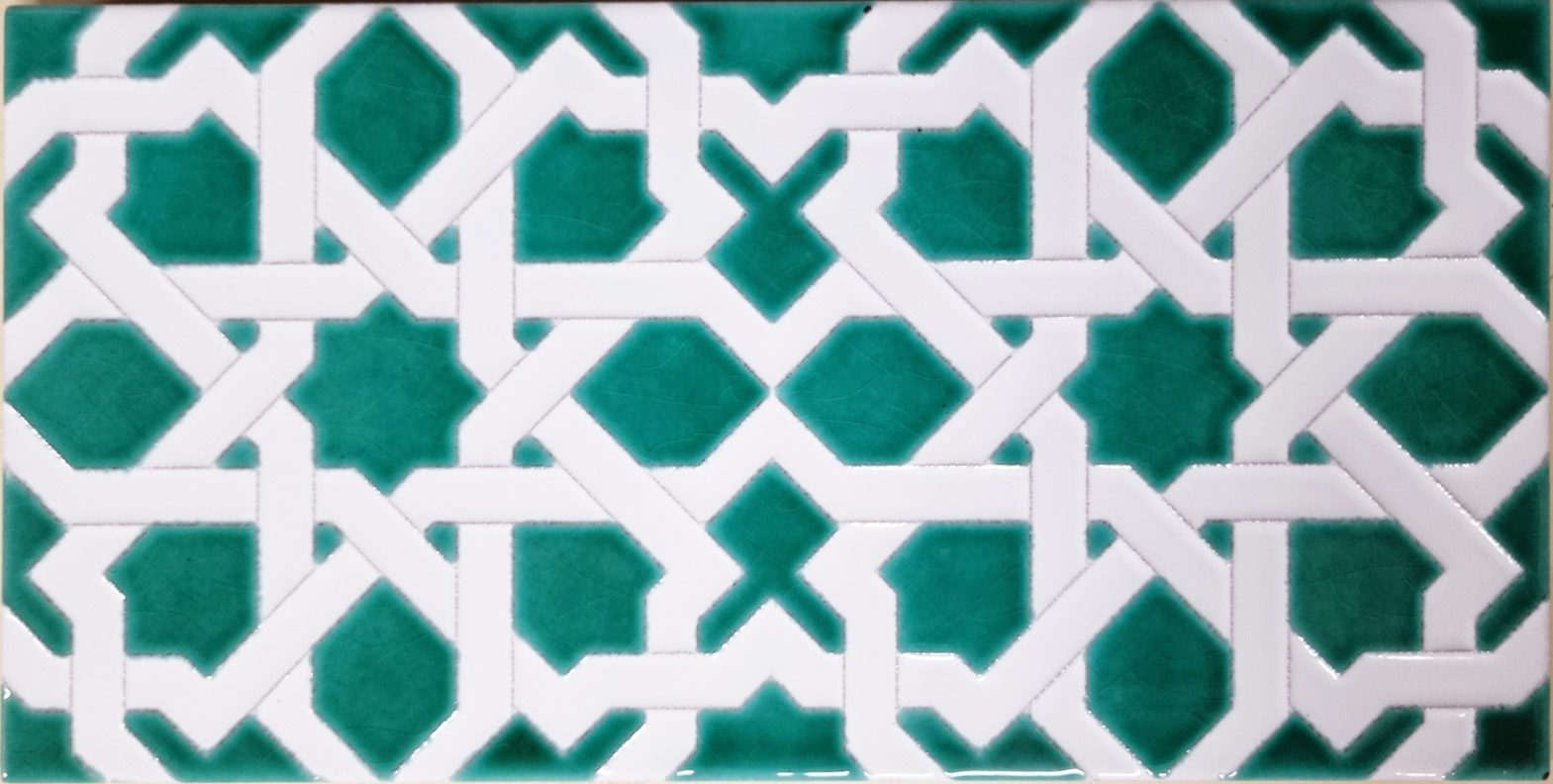 Panel de lacería en verde y blanco, cerámica artesana cortada a mano