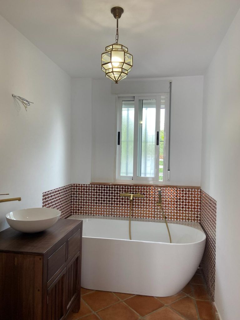 Baño con zócalo y bañera revestidos en cerámica artesana Arrayanes