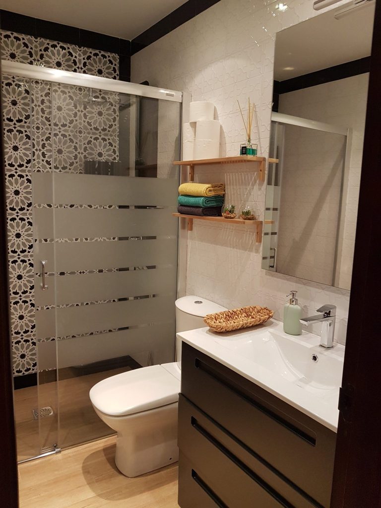Baño revestido con azulejo artesano Nazarí T5 y zócalo azul