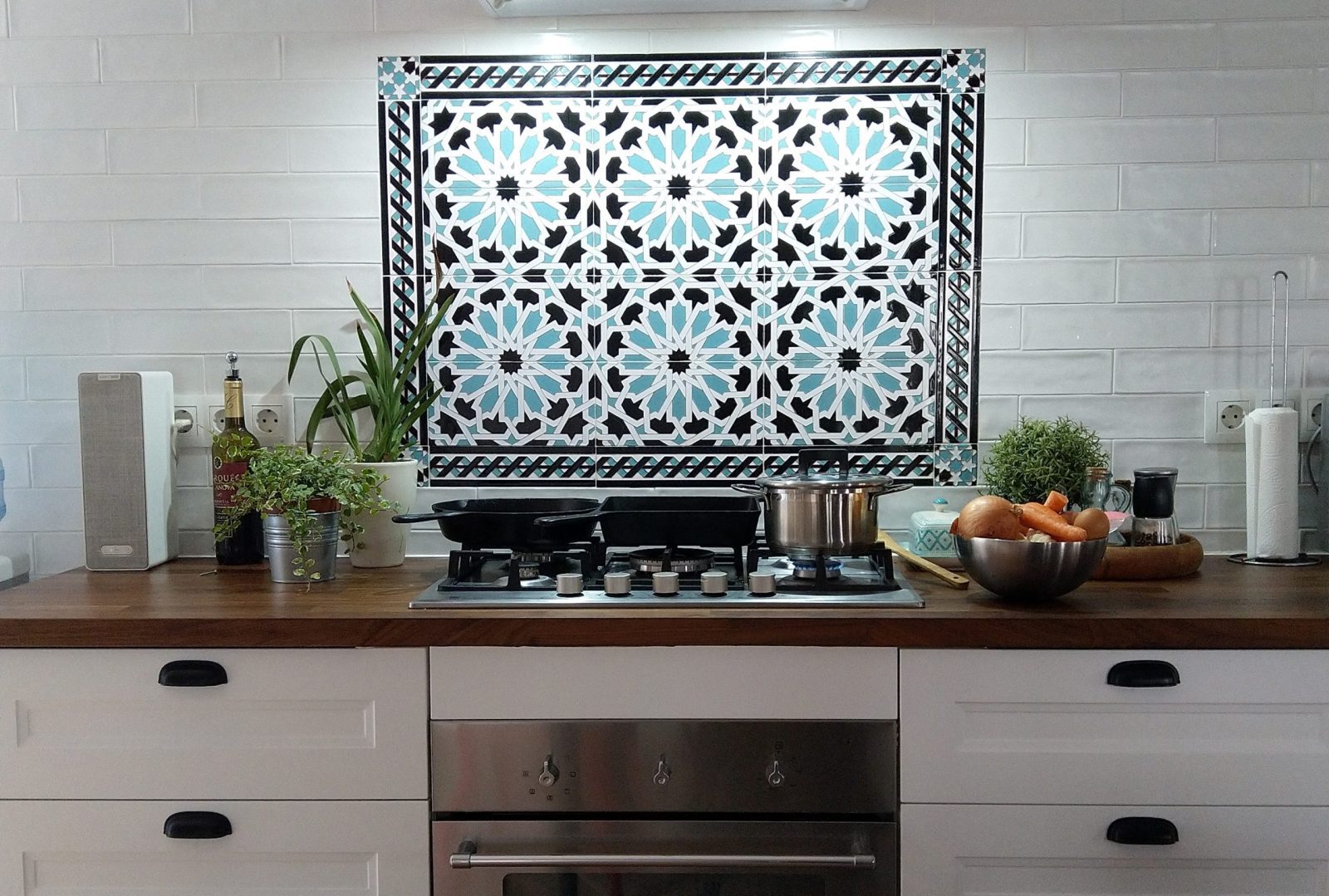 Frontal de cocina con panel artesano Nazarí T7, colocado a mano