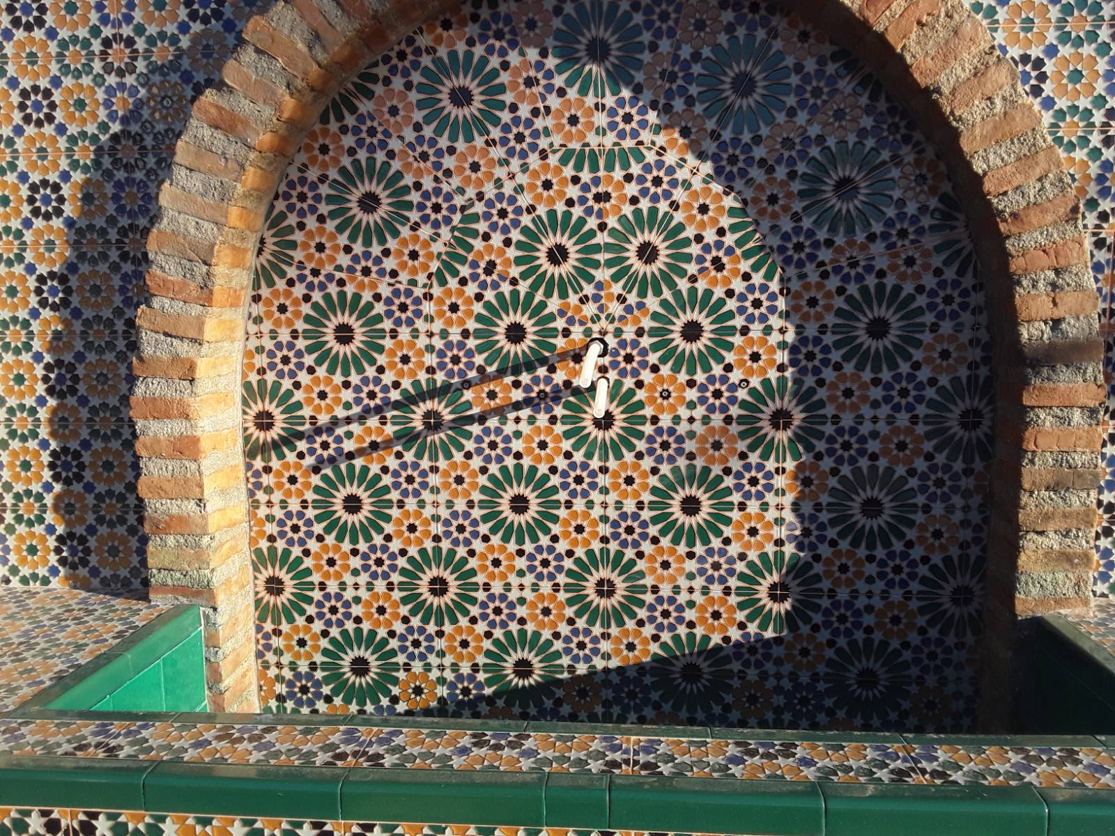 Fuente de patio con cerámica artesana Medina, detalle