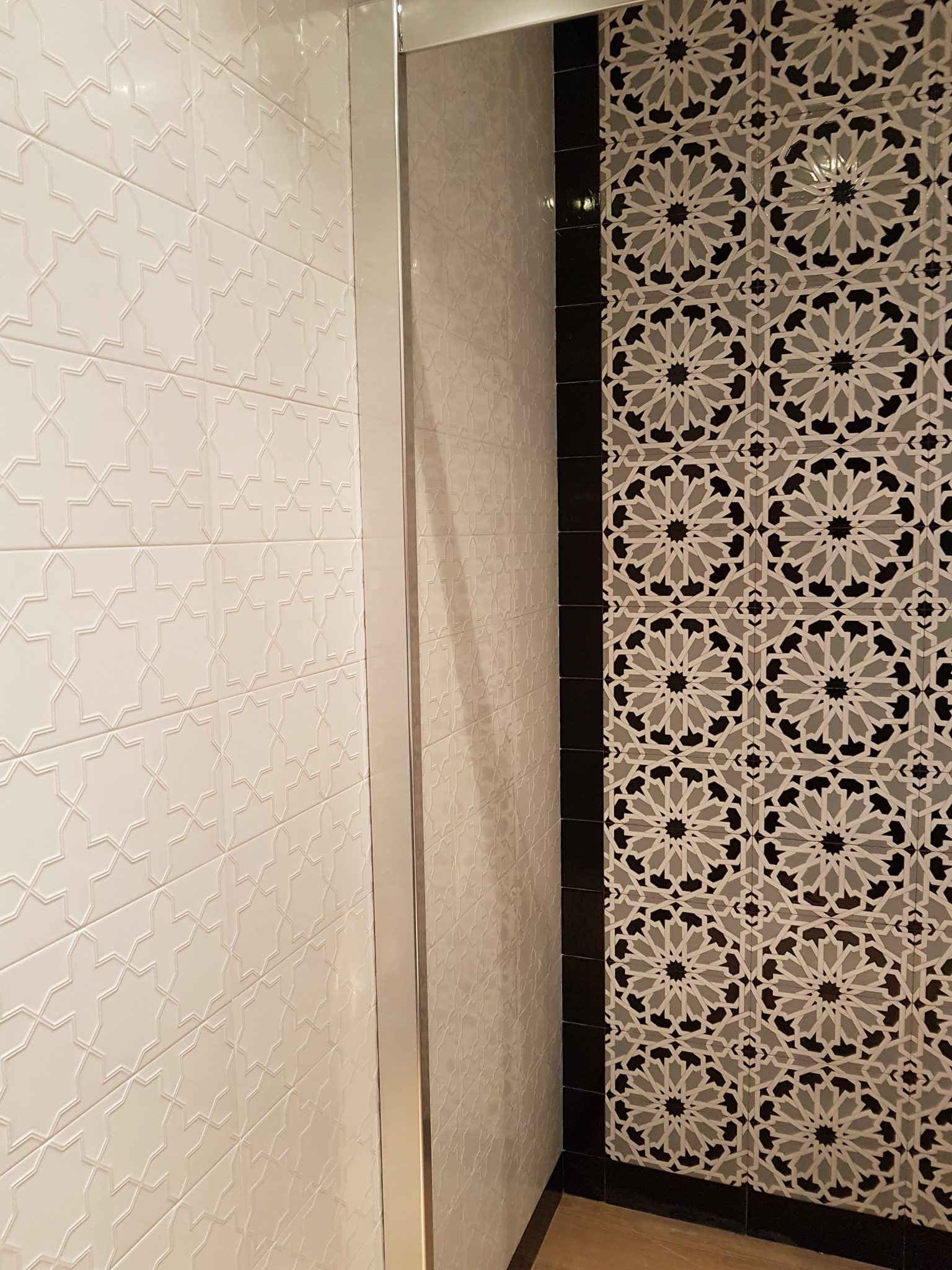 Panel artesano Nazarí T5 colocado en ducha, con dibujo en relieve