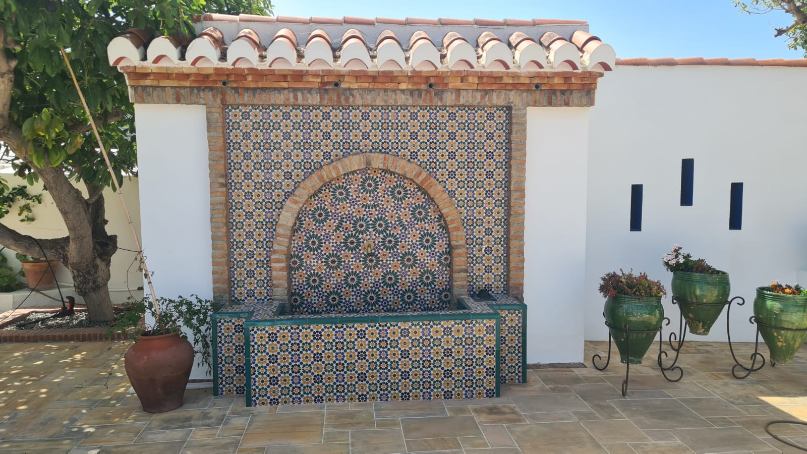 Fuente exterior Medina con zócalo artesano y jardineras