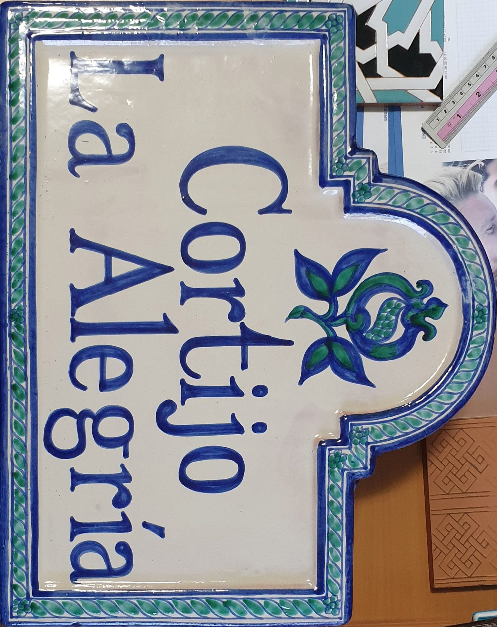 Placa de calle Cortijo La Alegría, cerámica vidriada a mano
