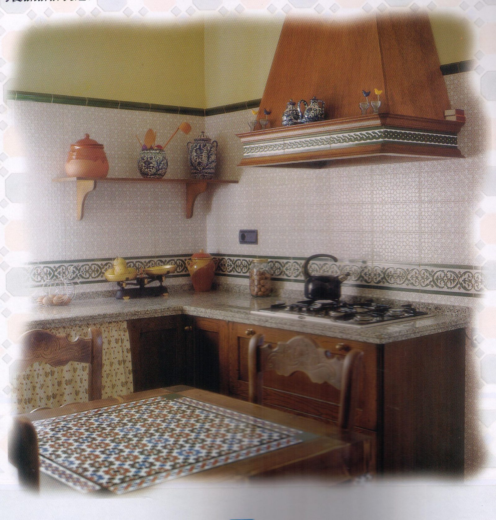 Cocina con azulejo artesano pintado a mano, cenefa y zócalo decorado