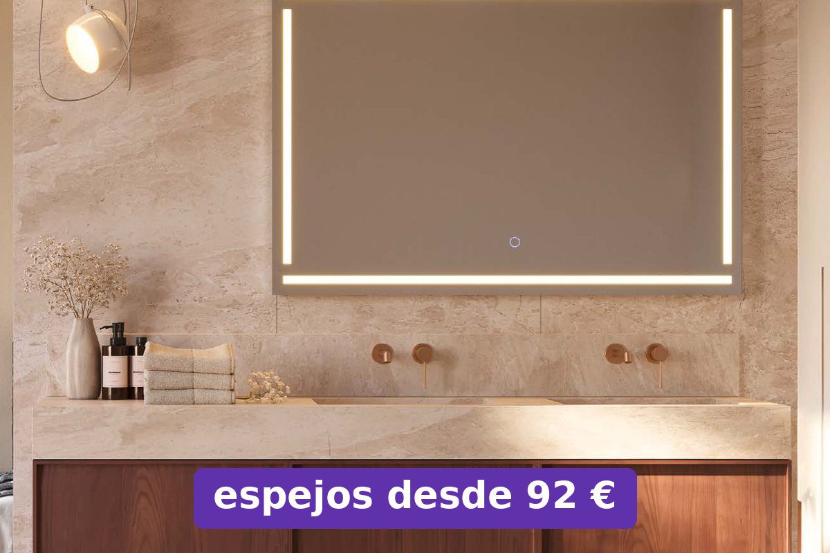 Espejo de baño con luz LED montado sobre un mueble de dos lavabos
