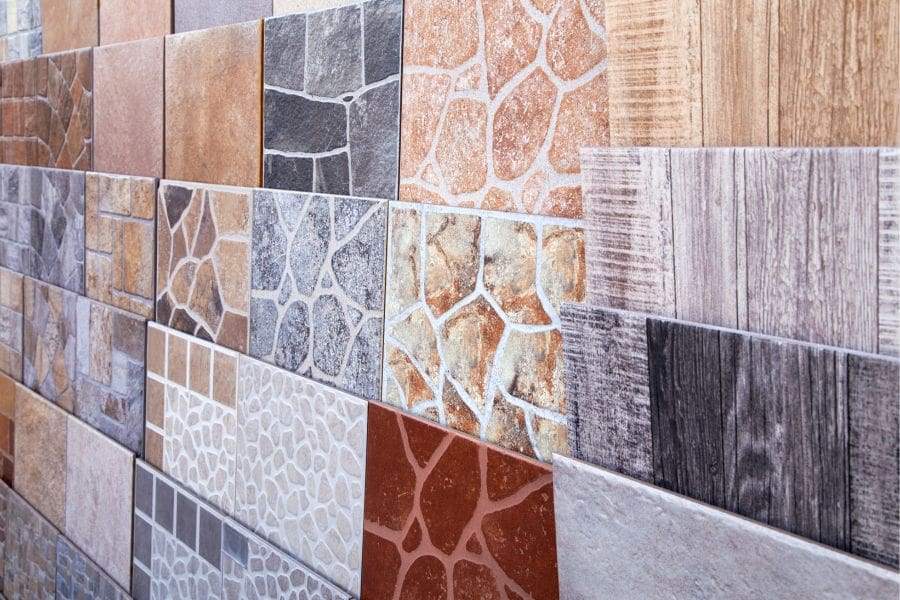 Panel de exposición con azulejos montados en la tienda de Mercacerámica
