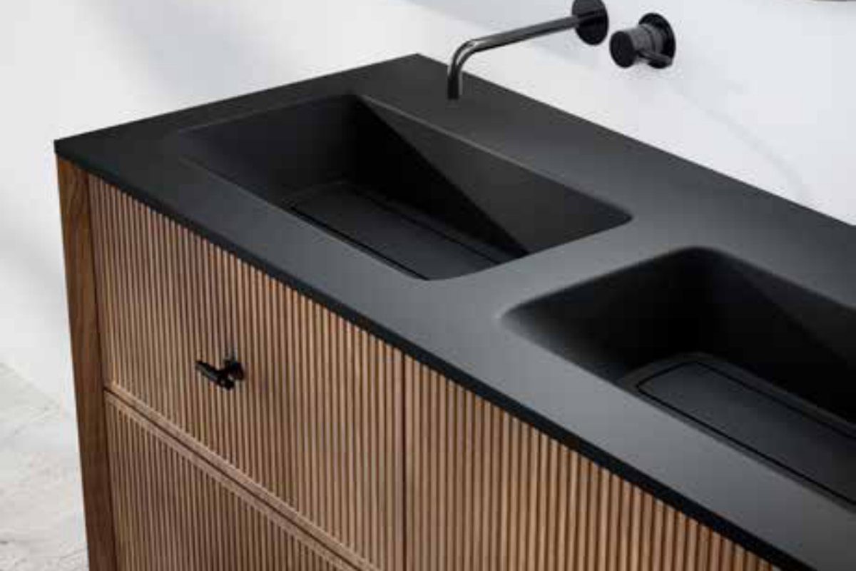 Mueble de baño a medida con dos lavabos de sobreponer y frente acanalado