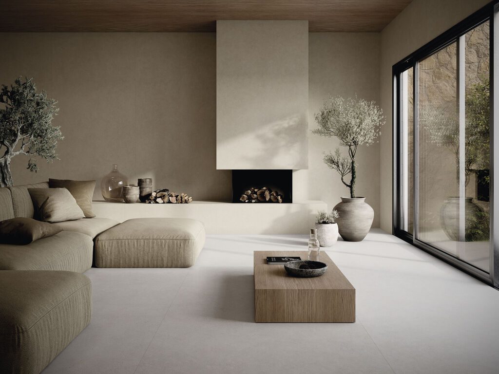Salón con porcelánico efecto cemento Borneo Sand 120x280 de Cifre Cerámica