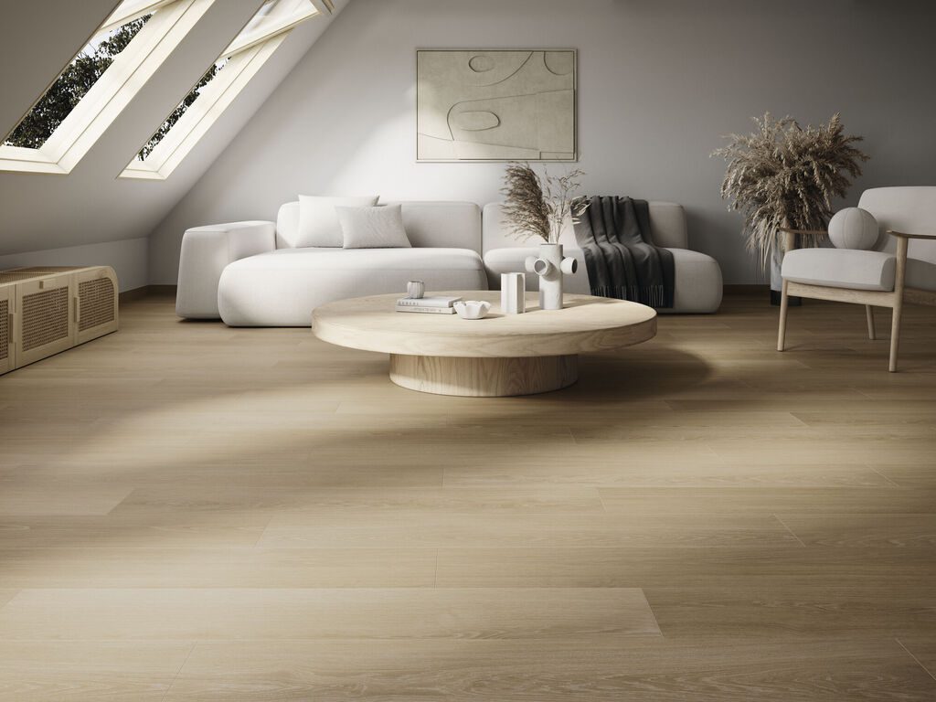 Salón con porcelánico efecto madera de arce Caila Nature 20x120 de Cifre Cerámica